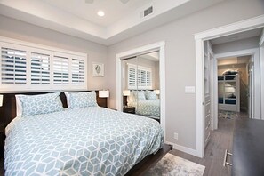 3 chambres, bureau, fer et planche à repasser, lit parapluie