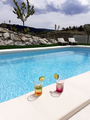 Una piscina al aire libre
