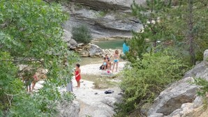A rocky outdoor area with a small pool, surrounded by trees and vegetation. -  Holiday rental Gite Pousada Tropical (VOLVENT)