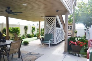 Outdoor dining - Suite with Rooftop Deck and Ocean Views in Mission (San Diego)
