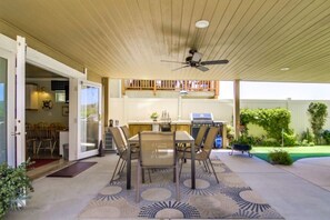 Outdoor dining - Suite with Rooftop Deck and Ocean Views in Mission (San Diego)