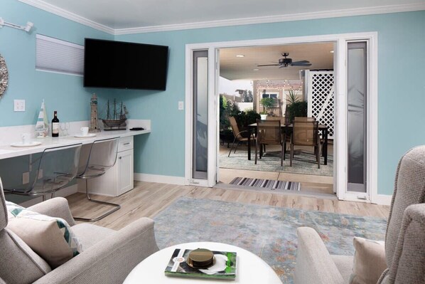 Televisión, libros y oficina 