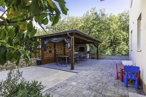 Outdoor dining - Apartment Medna B2 on the Ground Floor (Cižici)