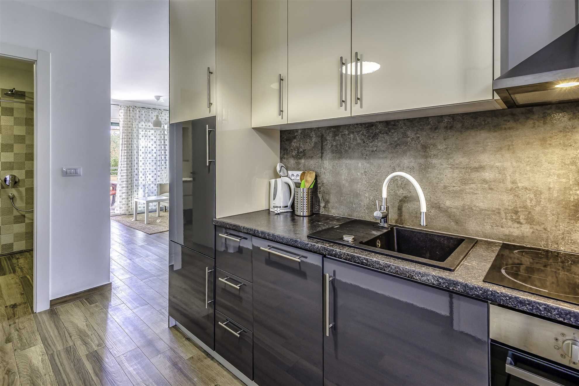 Fridge, oven, dishwasher, coffee/tea maker