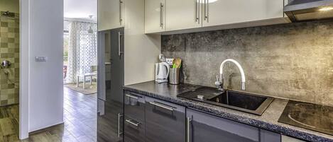 Kühlschrank, Ofen, Geschirrspüler, Wasserkocher mit Kaffee-/Teezubehör