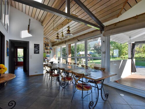 Spacious villa with terrace and garden, pets and parking allowed