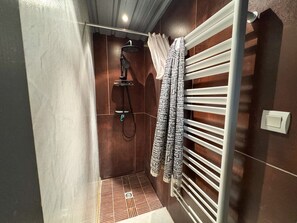 Bathroom - Spacious villa with terrace and garden, pets and parking allowed (Lugrin)