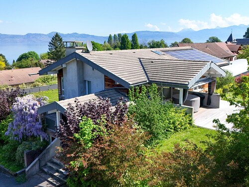Spacious villa with terrace and garden, pets and parking allowed
