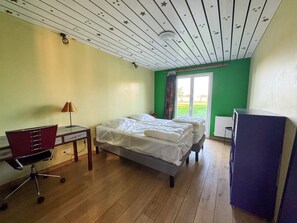 5 bedrooms, desk, free WiFi