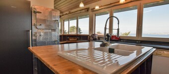 Spacious villa with terrace and garden, pets and parking allowed