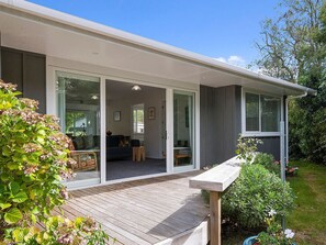 Terrace/patio - Great Lake Oasis - Kuratau Holiday Home (Kuratau)