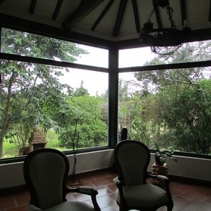 Casa de campo família, vista para o jardim | Vista da propriedade