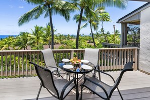 Outdoor dining - Keauhou Resort 113: Lush Oceanview Condo w/ AC, Pool & Stunning Views (Kailua Kona)