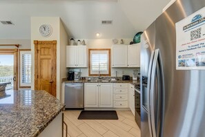 Frigorifero con congelatore, microonde, forno, piano cottura