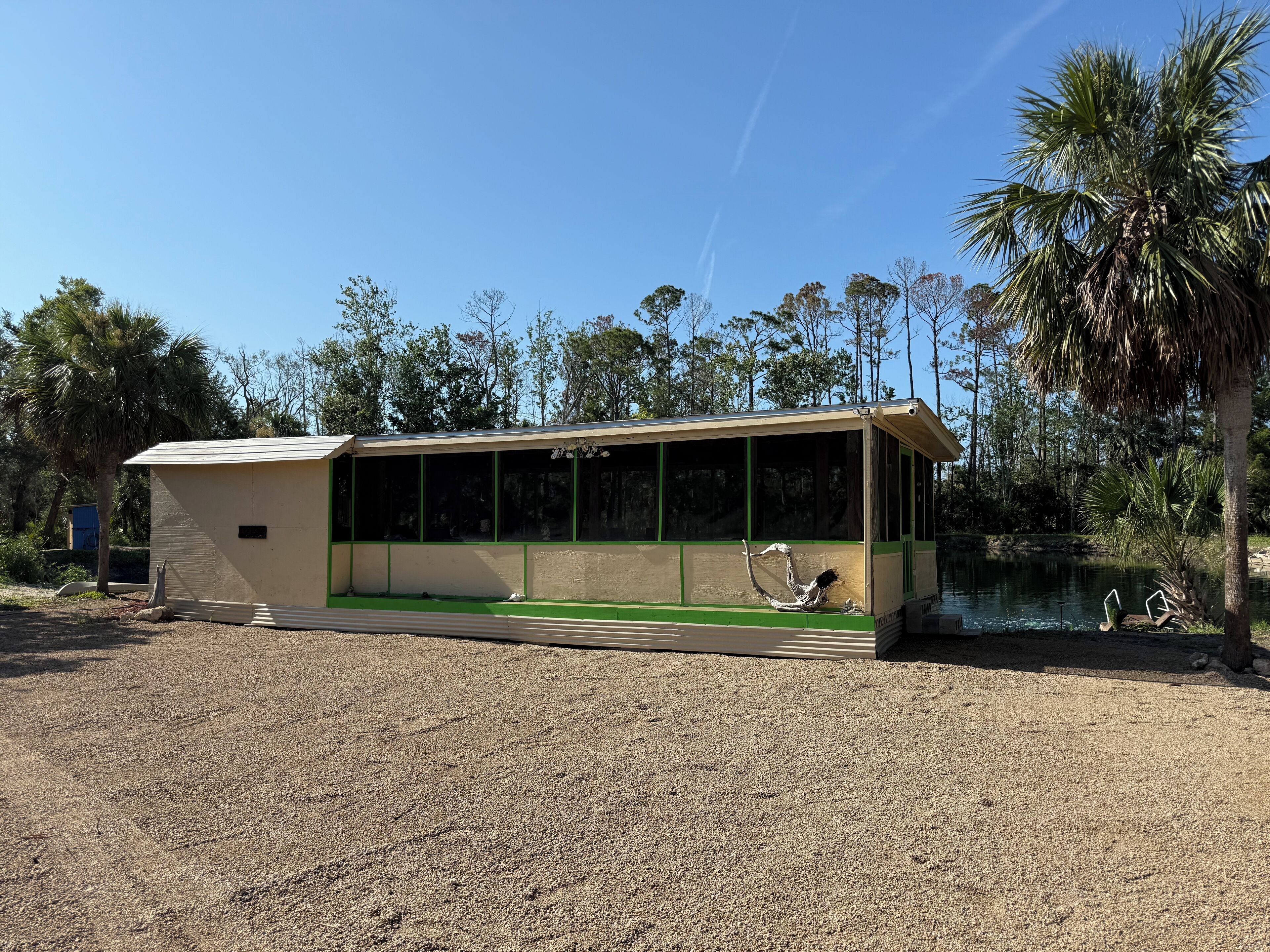 Um edifício com um alpendre longo e coberto e uma pequena área de piscina.