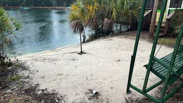 Beach nearby, sun loungers, beach towels