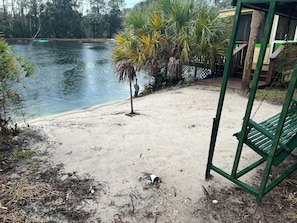 Una spiaggia nelle vicinanze, lettini da mare, teli da spiaggia