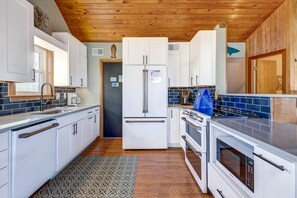 Frigorifero, microonde, forno, piano cottura