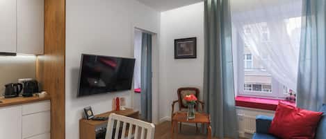 Flat-screen TV, Netflix, streaming services