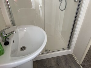 Dusche, Haartrockner, Seife, Toilettenpapier