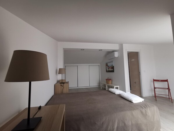 5 bedrooms, iron/ironing board, WiFi, bed sheets