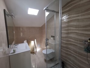 Shower, hair dryer, bidet, towels