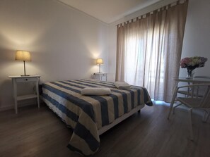 5 chambres, fer et planche à repasser, Wi-Fi, draps fournis