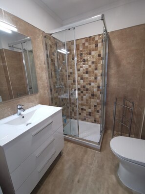 Douche, sèche-cheveux, bidet, serviettes fournies