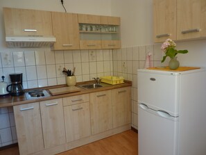 ثلاجة، ميكروويف، موقد طهي مسطح، غسالة أطباق