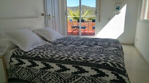 4 bedrooms, iron/ironing board, WiFi, bed sheets - Tower with sea views (Tossa de Mar)