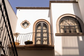 Deluxe-Suite, Blick auf den Innenhof | Blick vom Balkon