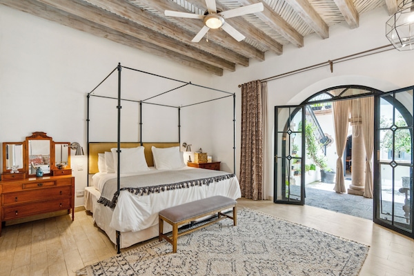 Caja de seguridad en la habitación y decoración personalizada