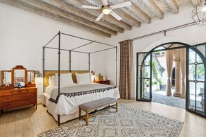 Suite Deluxe, vistas al patio | Caja fuerte, decoración individual, mobiliario individual y wifi gratis