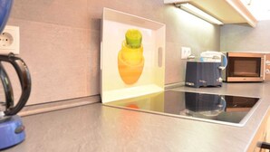 A modern kitchen with a built-in oven, a microwave, and a coffee machine. - Vacation apartment North Sea (OG) (Sellin)