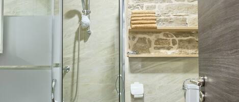 Combined shower/tub, hair dryer, towels