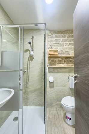 Combinació de dutxa i banyera, assecador de cabells i tovalloles 