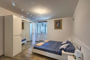 1 habitación, tabla de planchar con plancha, wifi y ropa de cama