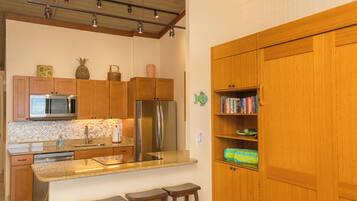 Coffee/tea maker, fridge, microwave, oven