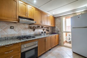 Réfrigérateur, four, plaque de cuisson, cafetière/bouilloire