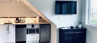 Centrally Located Modern Studio With Gorgeous View 