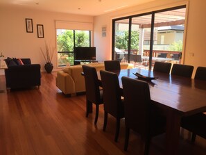 Interior - Just 30 seconds walk to DROMANA Swimming BEACH, WIFI, Parking, heating & cooling (Dromana)