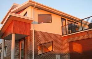 Exterior detail - Just 30 seconds walk to DROMANA Swimming BEACH, WIFI, Parking, heating & cooling (Dromana)
