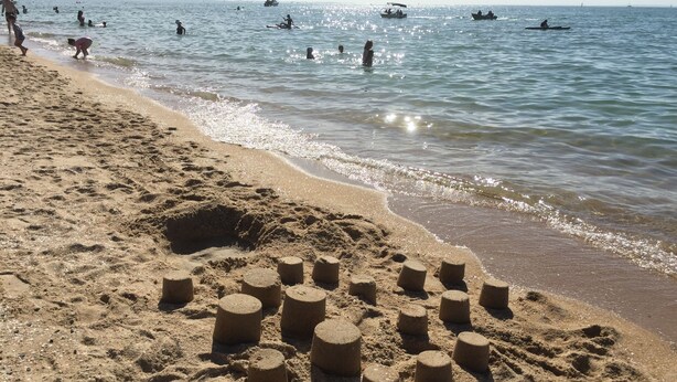 A sandy beach with cylindrical sand structures. - Just 30 seconds walk to DROMANA Swimming BEACH, WIFI, Parking, heating & cooling (Dromana)