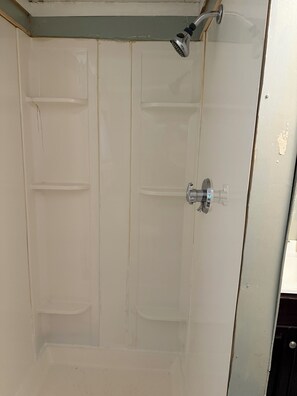 Douche, sèche-cheveux, serviettes fournies, savon
