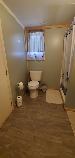 Douche, sĂšche-cheveux, serviettes fournies, savon