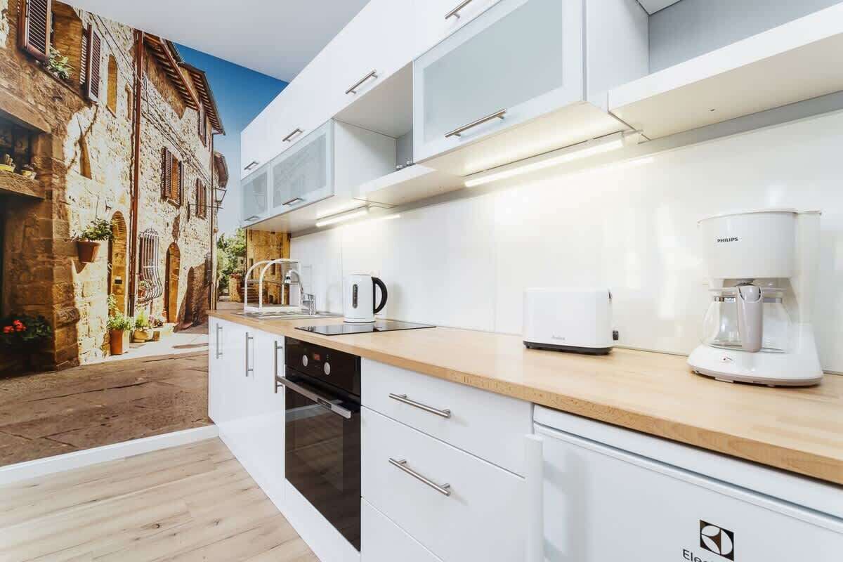 Fridge, oven, stovetop, coffee/tea maker