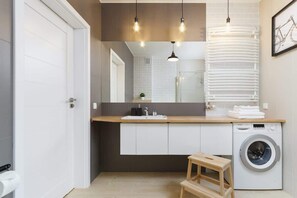 Shower, hair dryer, towels, shampoo - Atmospheric Studio in Kazimierz | Balcony and Gym (Kraków)