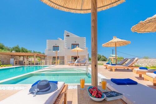 Ivoni Villa, Spacious Family Retreat • Pool & Play
