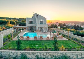 Pool - Ivoni Villa, Spacious Family Retreat • Pool & Play (Perama)