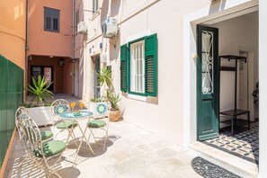 Outdoor dining - Luxury apartment with patio in the heart of Split (Split)